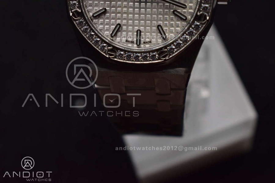 Lady Royal Oak 33mm 67651 SS/Diamond Bezel V7F 1:1 White Textured Dial On Stainless Strap Ronda Quartz to AP Cal.2713
