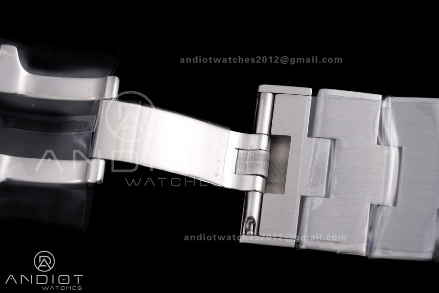 Overseas Ultra-Thin 2000V 8F Best Edition White Dial on SS Bracelet A1120