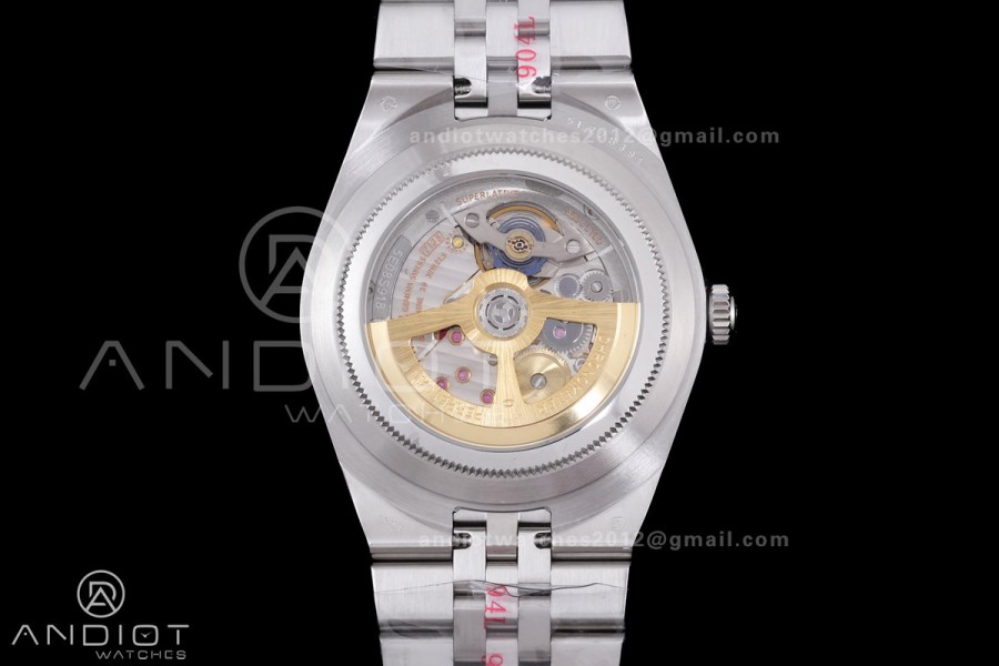 Land Dweller 127336 SS ESF Ice Blue Dial On SS Bracelet A7135