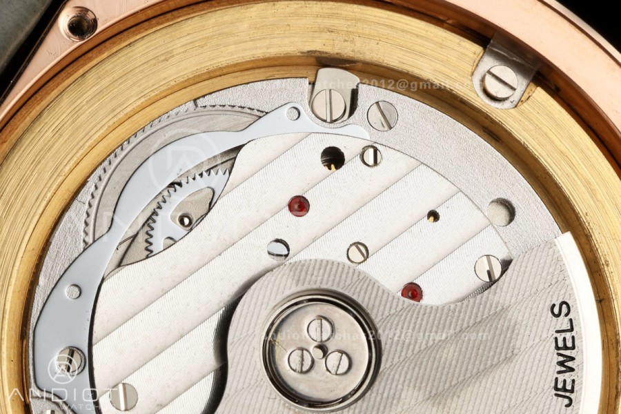 Ronde Louis 40 RG BSF Best Edition White Dial on Green Leather Strap A1847